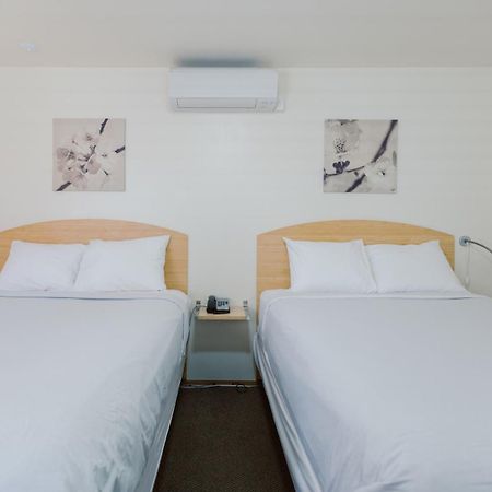 Waterfront Inn Пентиктон Экстерьер фото