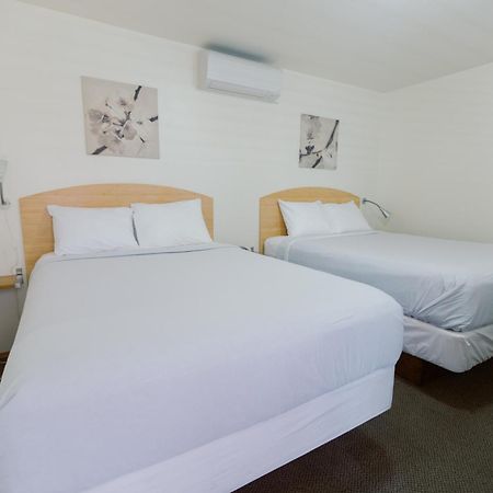 Waterfront Inn Пентиктон Экстерьер фото