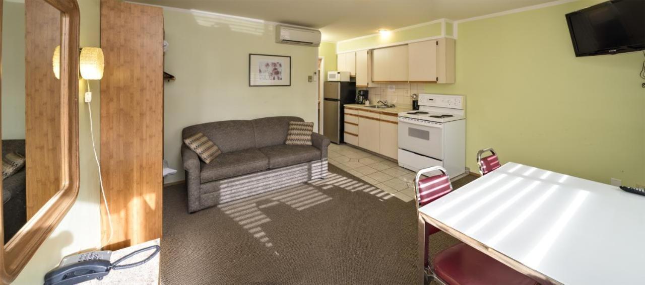 Waterfront Inn Пентиктон Экстерьер фото