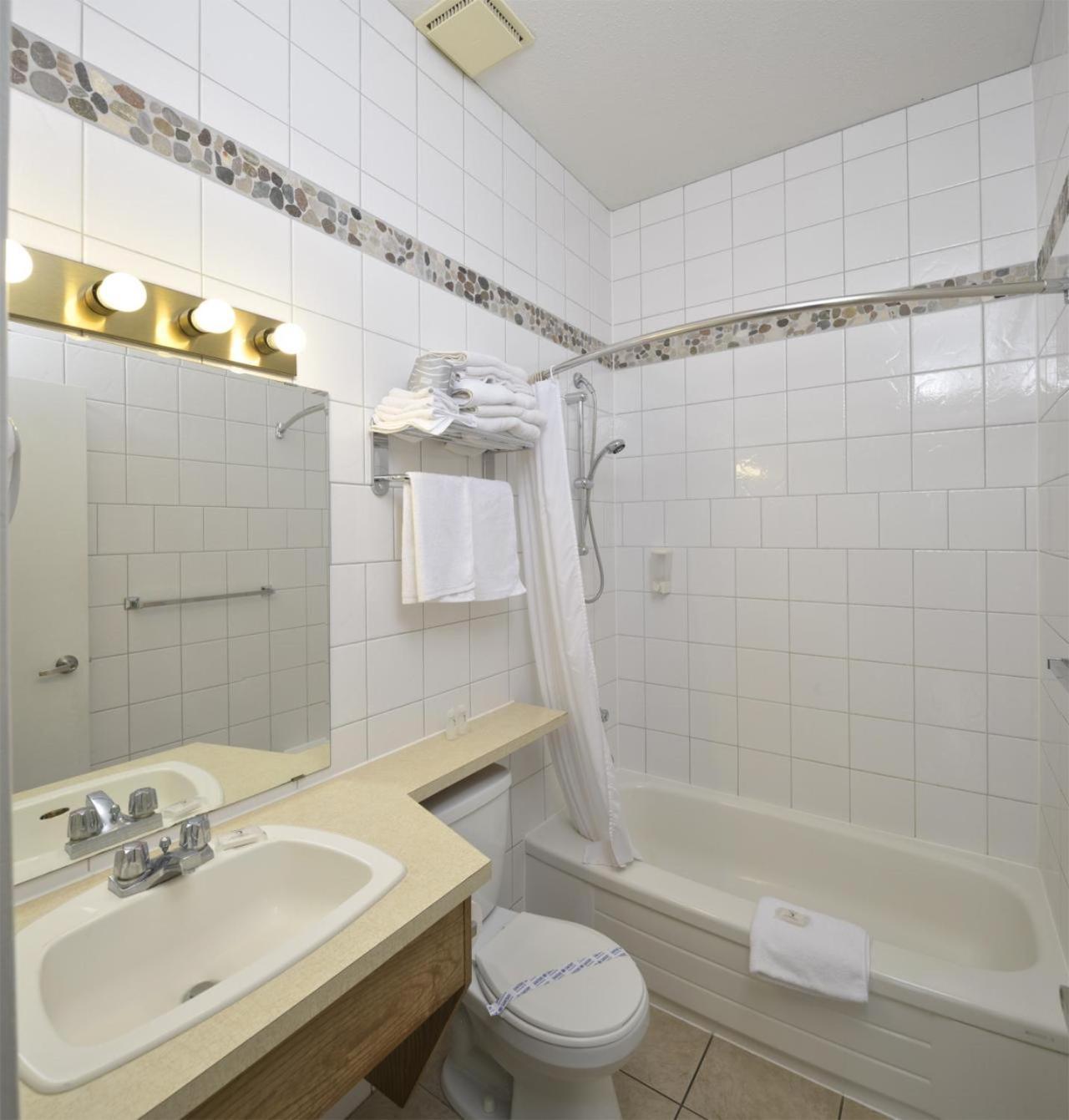 Waterfront Inn Пентиктон Экстерьер фото
