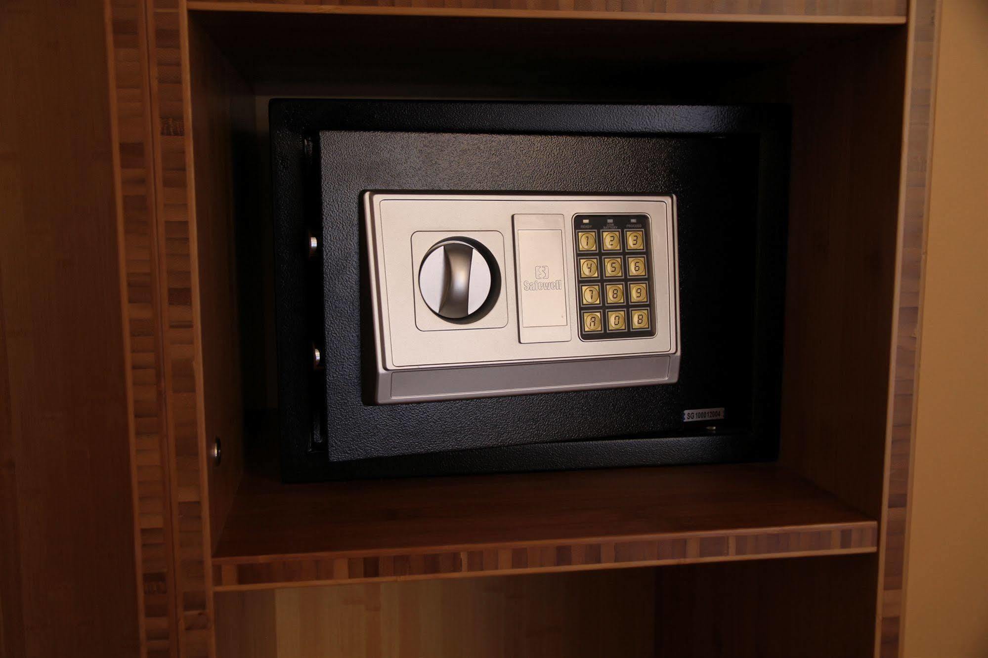 Waterfront Inn Пентиктон Экстерьер фото