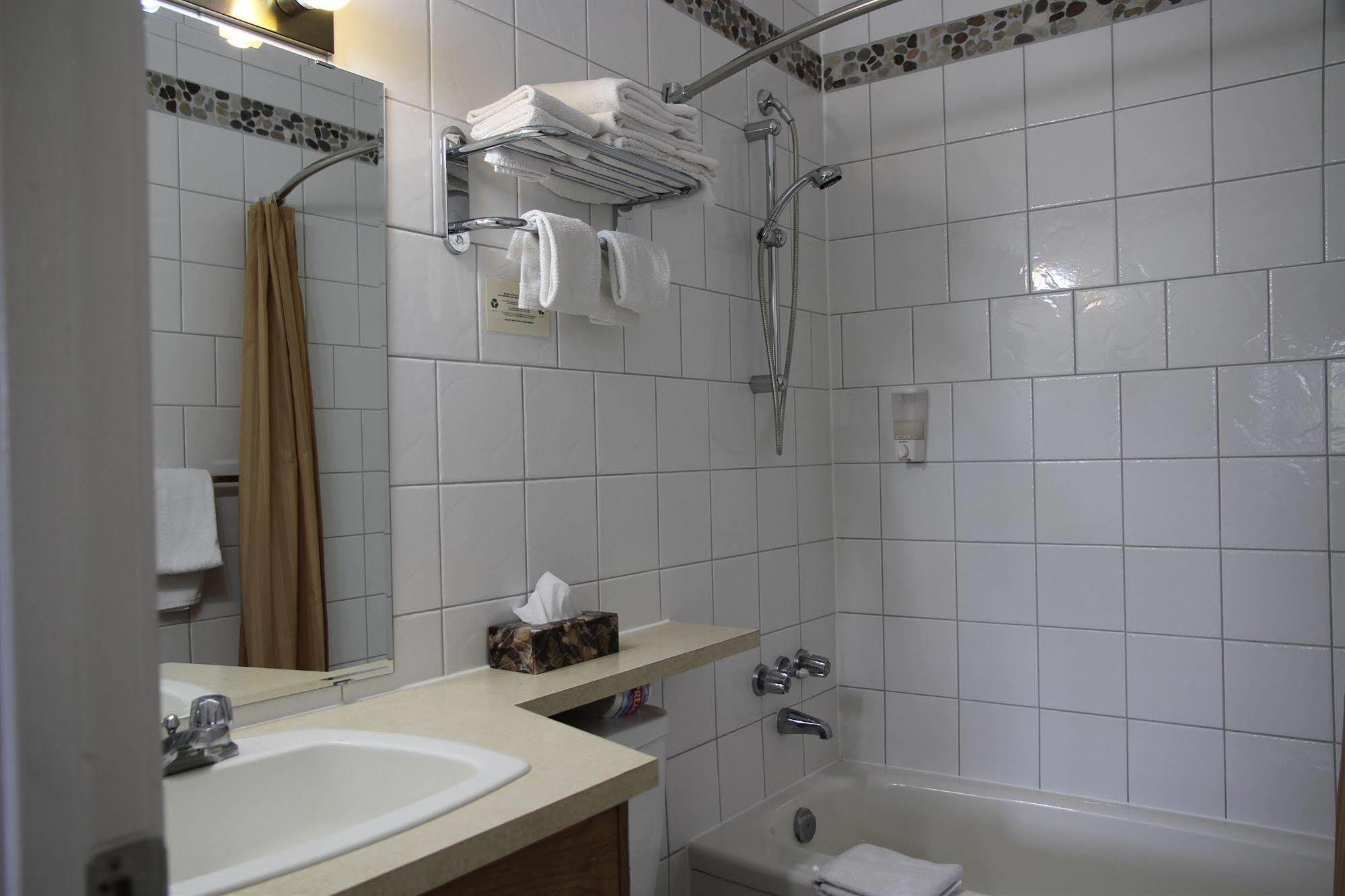 Waterfront Inn Пентиктон Экстерьер фото