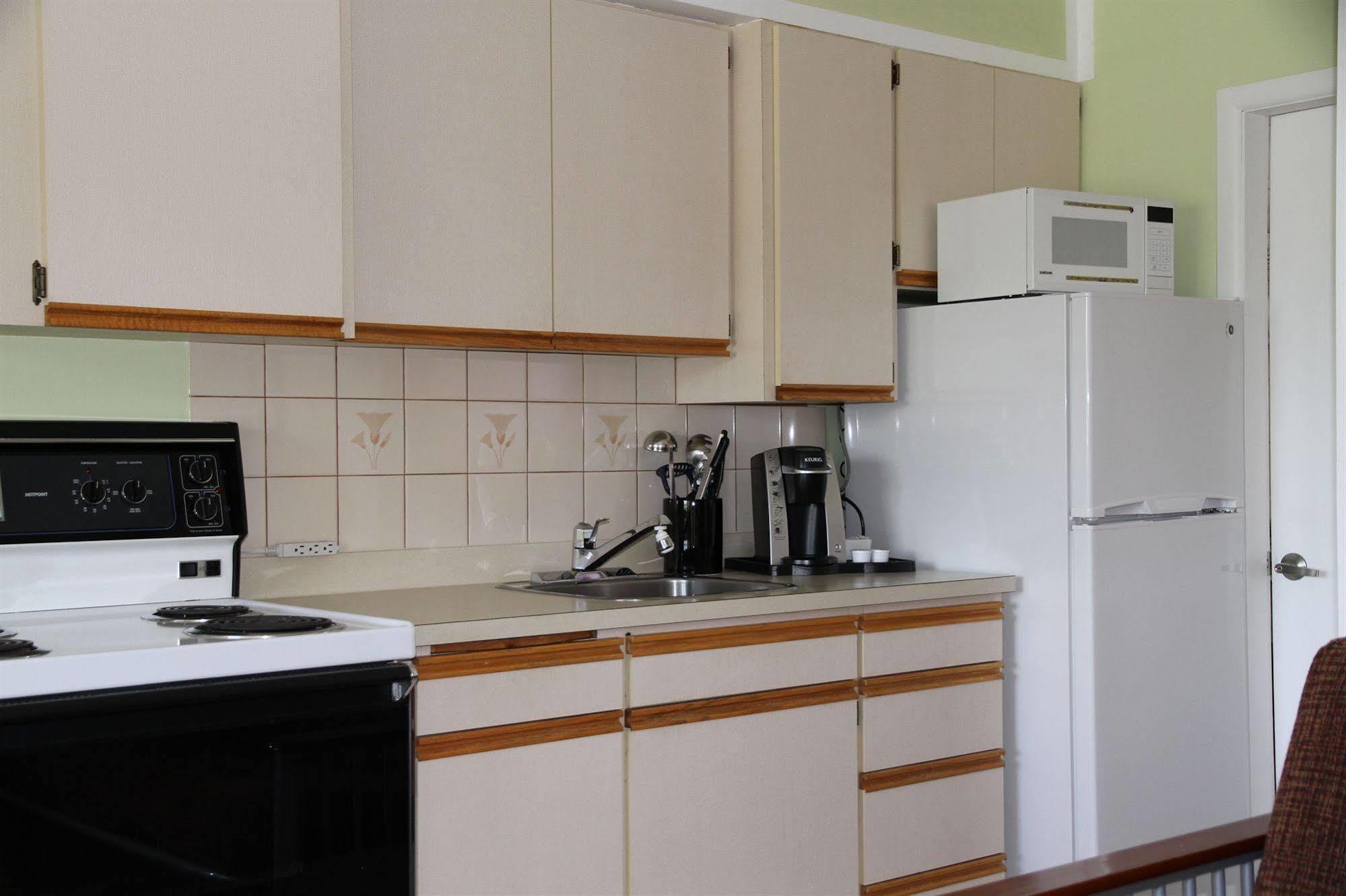 Waterfront Inn Пентиктон Экстерьер фото